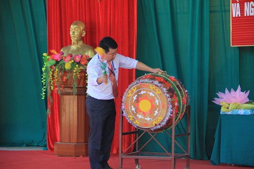 Thầy giáo Hiệu trường Trường tiểu học Yên Quang đánh trống khai giảng năm học mới